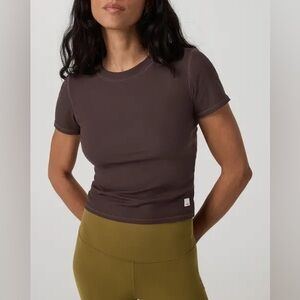 Vuori pose fitted tee